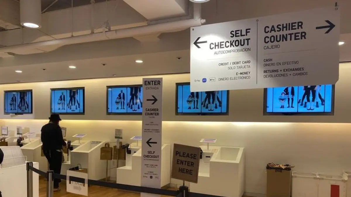 Teknologi self checkout mempermudah proses belanja melalui otomatisasi pemindaian dan sensor berat. 