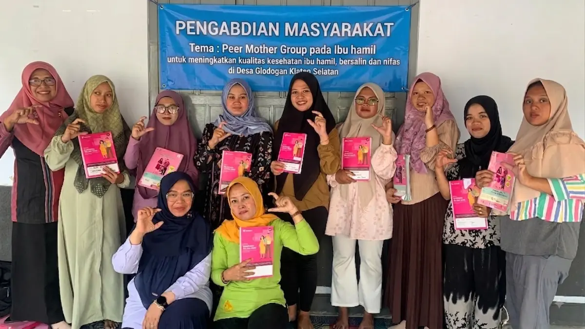 Tim dosen dan mahasiswa Program Pendidikan Profesi Bidan Poltekkes Kemenkes Surakarta bersama bidan desa, kader kesehatan, peer mother, dan ibu hamil di Desa Glodogan, Kecamatan Klaten Selatan, Kabupaten Klaten. 