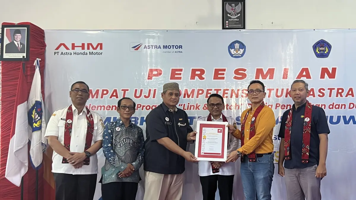 (kanan ke kiri) Vocational Manager Astra Motor Jateng Achmad Wahyudi Irmono bersama dengan Vocational Manager PT AHM Gunardi menyerahkan Sertifikat Peresmian TUK SMK Bhina Tunas Bhakti Juwana Pati dengan disaksikan oleh Plt. Bupati Pati Provinsi Jawa Tengah Bapak Risma Ardhi Chandra kepada Kepala SMK Bhina Tunas Bhakti Juwana Bapak Muslih, Ketua Yayasan Bhina Tunas Bhakti Juwana Bapak Suharto, dan Kepala Cabang Dinas Pendidikan Wilayah III Provinsi Jawa Tengah Bapak Budi Santosa.
