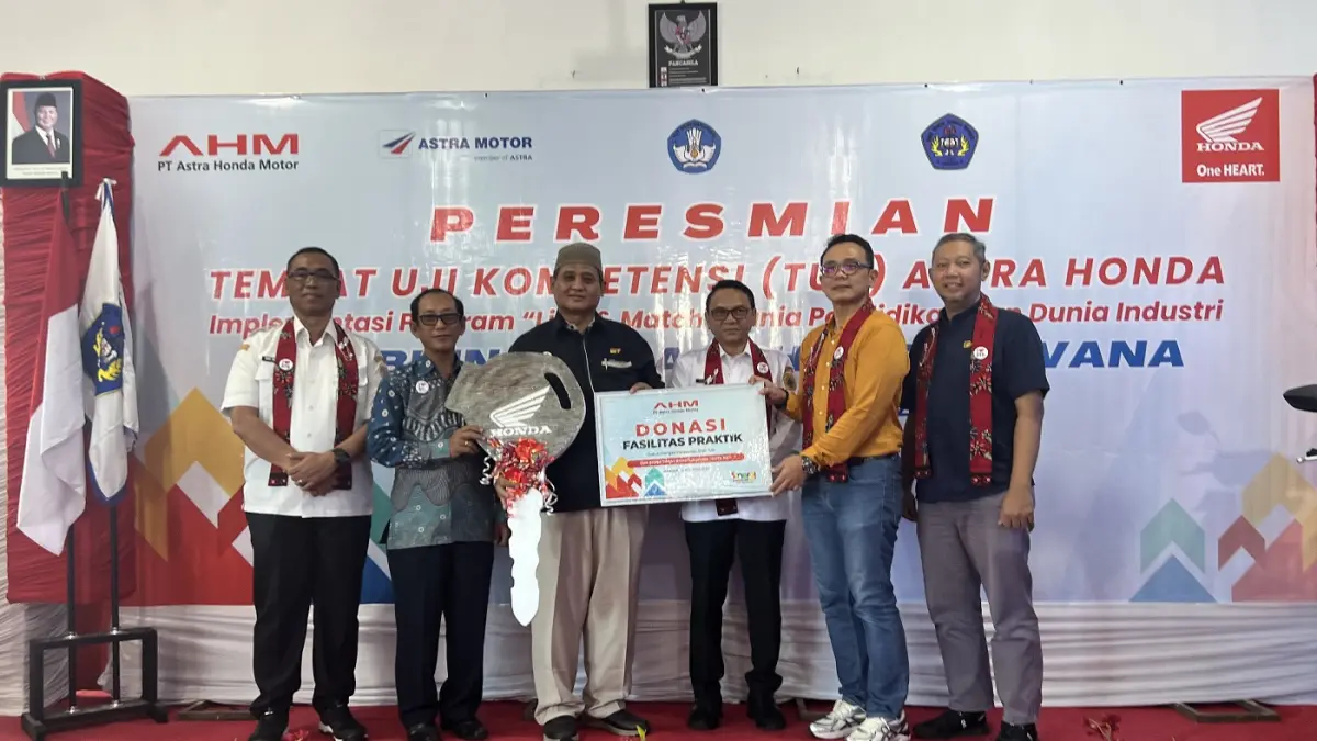 (kanan ke kiri) Vocational Manager Astra Motor Jateng Achmad Wahyudi Irmono bersama dengan Vocational Manager PT AHM Gunardi menyerahkan Donasi Fasilitas dan 1 Unit Sepeda Motor untuk TUK SMK Bhina Tunas Bhakti Juwana Pati dengan disaksikan oleh Plt. Bupati Pati Provinsi Jawa Tengah Bapak Risma Ardhi Chandra kepada Kepala SMK Bhina Tunas Bhakti Juwana Bapak Muslih, Ketua Yayasan Bhina Tunas Bhakti Juwana Bapak Suharto, dan Kepala Cabang Dinas Pendidikan Wilayah III Provinsi Jawa Tengah Bapak Budi Santosa.
