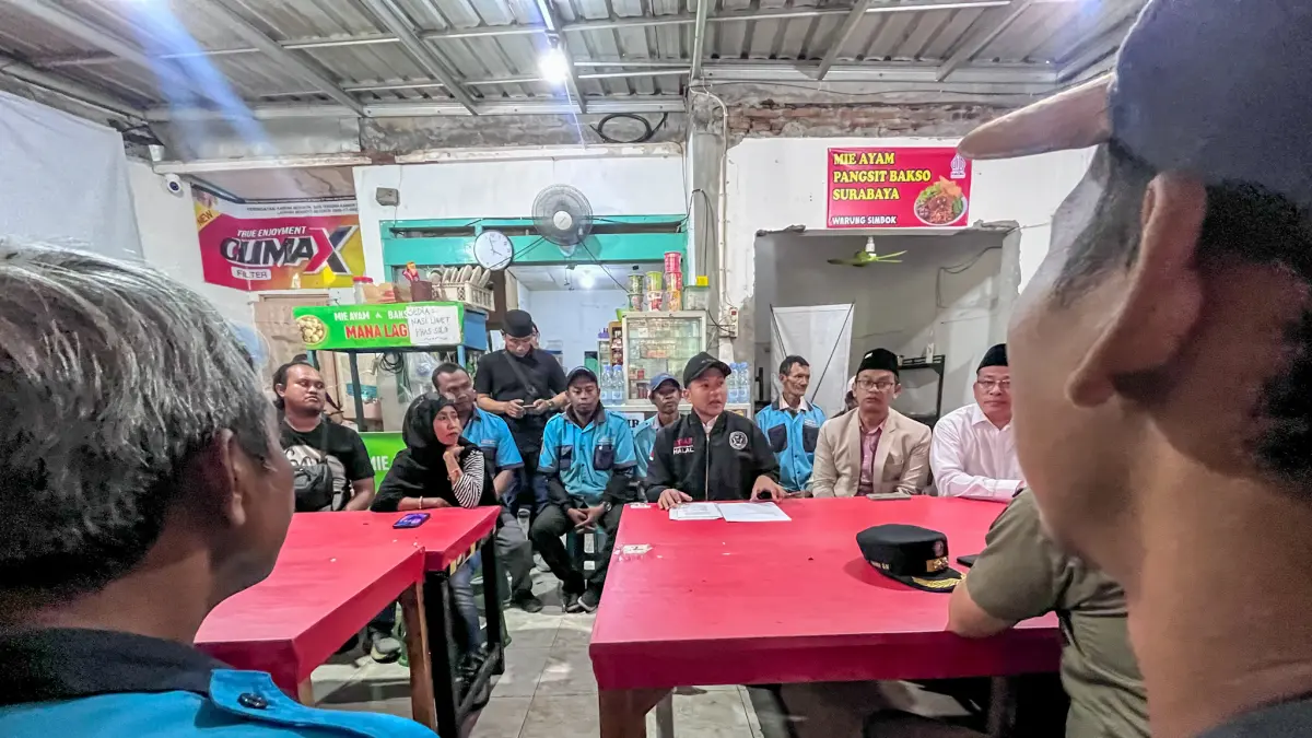 Wali Kota Solo Respati Ardi mengumpulkan jukir yang bertugas di area Masjid Sheikh Zayed, Jumat (14/8/2026). (M Ihsan/Radar Solo)