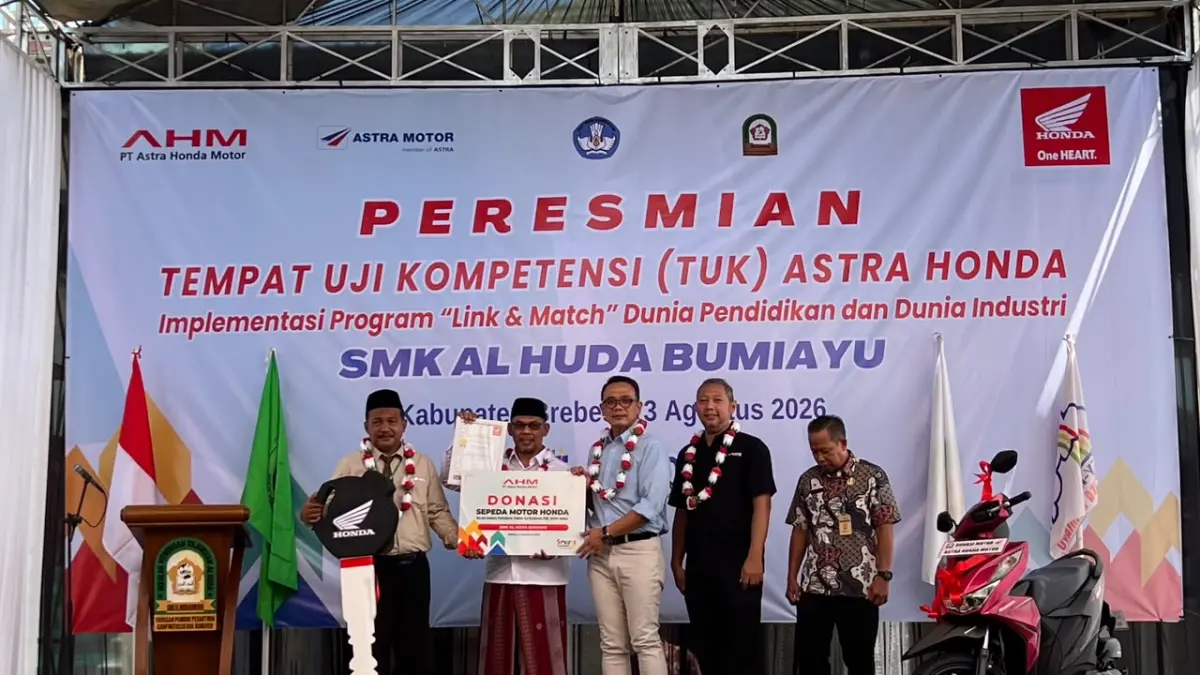 (Kiri ke Kanan):
- Kepala SMK AL HUDA BUMIAYU Yudi Hariyadi
- Perwakilan Cabang Dinas Pendidikan Wilayah XI Provinsi Jawa Tengah
- Kepala Dinas Ketenagakerjaan, Bapak Abdul Majid
- Vocational Manager PT Astra Honda Motor, Bapak Gunardi
- Vocational Manager Astra Motor Jawa Tengah, Bapak Achmad Wahyudi Irmono
- Ketua Yayasan Pondok Pesantren Shofwatussu’ada Bapak H. Ahmad Kholili