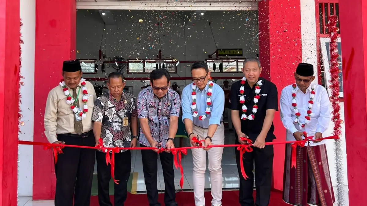(Kiri ke Kanan):
- Kepala SMK AL HUDA BUMIAYU Yudi Hariyadi
- Ketua Yayasan Pondok Pesantren Shofwatussu’ada Bapak H. Ahmad Kholili
- Vocational Manager PT Astra Honda Motor, Bapak Gunardi
- Vocational Manager Astra Motor Jawa Tengah, Bapak Achmad Wahyudi Irmono
- Perwakilan Cabang Dinas Pendidikan Wilayah XI Provinsi Jawa Tengah