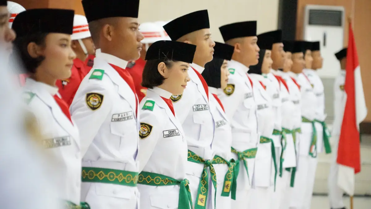Di balik langkah yang seragam dan gerakan yang terlihat sederhana Paskibraka, terdapat proses panjang yang menuntut kesiapan fisik, mental, dan kerja sama. (Foto: prokopim.bekasikab.go.id)
