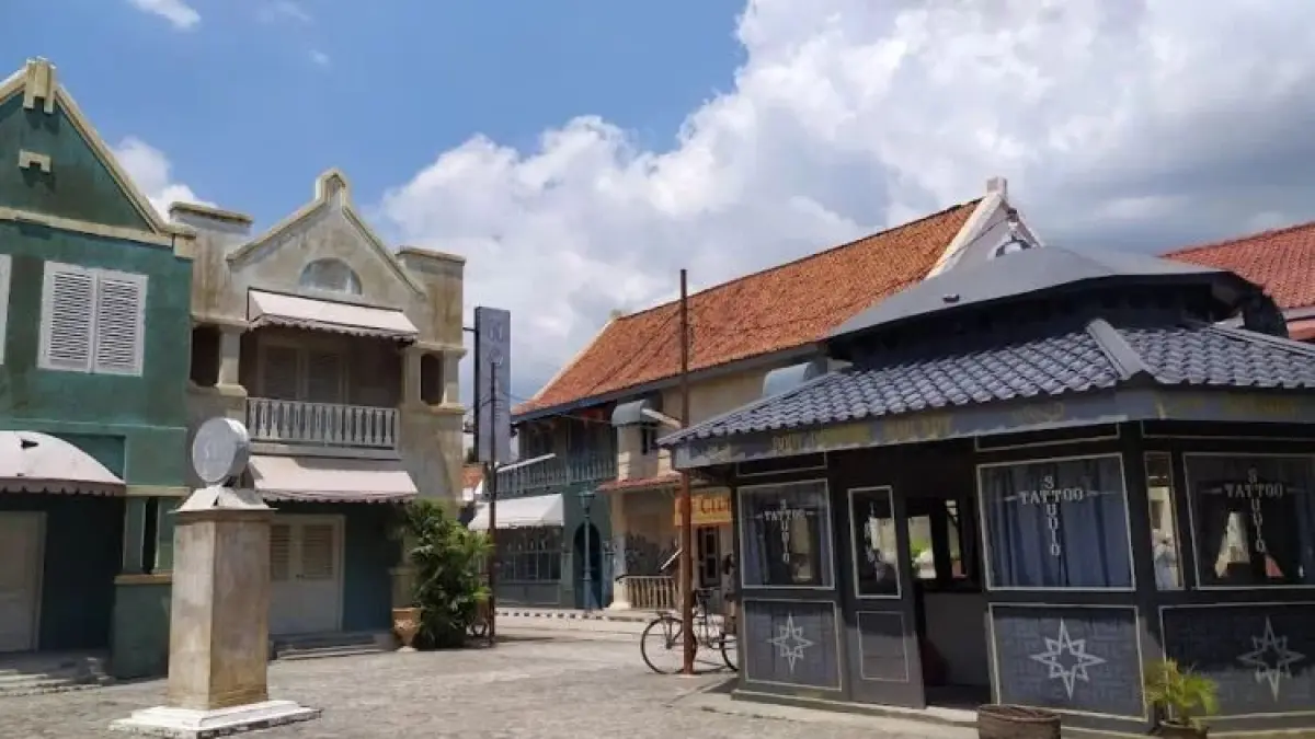 Gamplong Studio, Sleman, merupakan wahana wisata yang menawarkan latar khas film.