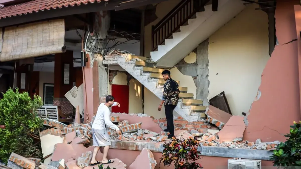Gedung Hotel Jayakarta yang rusak akibat gempa di Labuan Bajo, Manggarai Barat, Nusa Tenggara Timur (NTT), Sabtu (15/8/2026). (ANTARA FOTO/Gecio Viana)