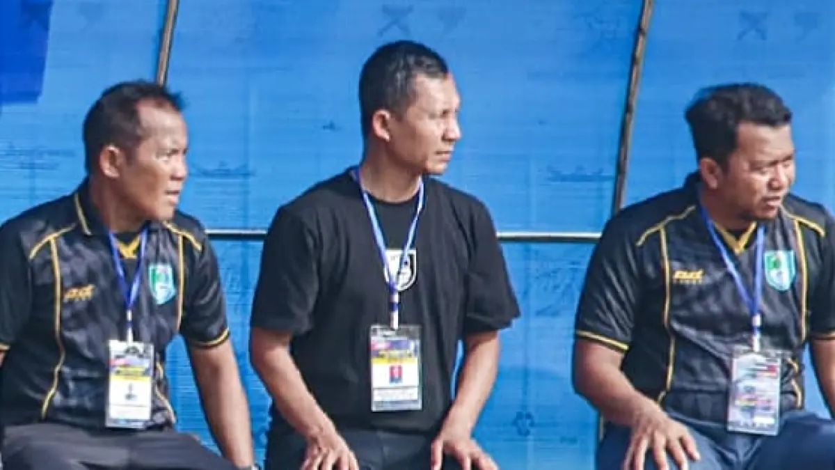 Imam Rochmawan (kanan) saat melatih Persiwi Wonogiri di Piala Soeratin U-17 2025. (Istimewa) 