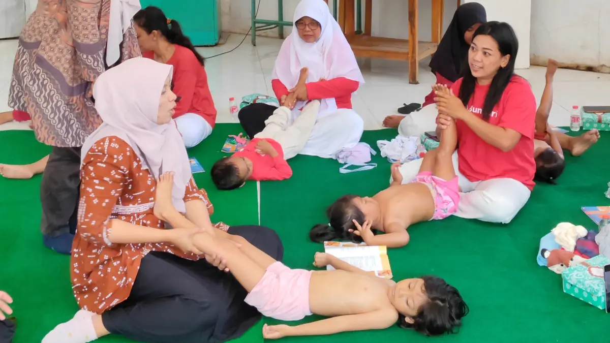 Melatih kader dan ibu balita mengenai teknik Tuina Massage.