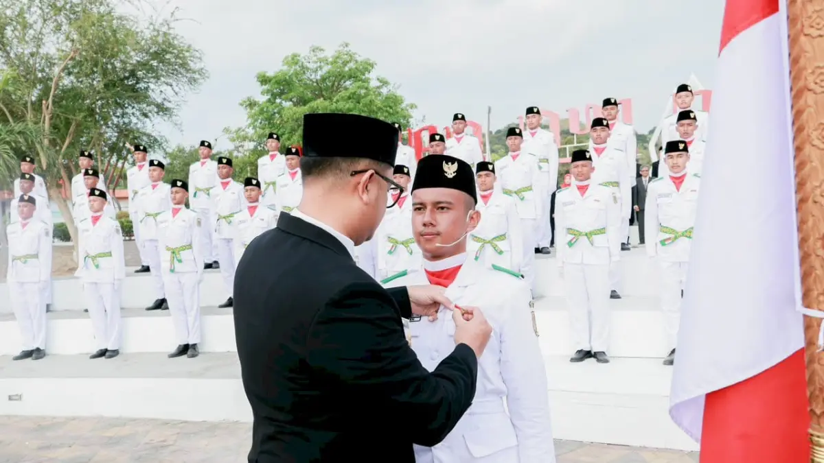 Bupati Klaten Hamenang Wajar Ismoyo saat mengukuhkan 70 anggota Pasukan Pengibar Bendera Pusaka (Paskibraka) Kabupaten Klaten Tahun 2026 di Taman Nyi Ageng Rakit pada Sabtu (15/8/2026). (Dokumentasi Bagian Prokopim Setda Klaten) 