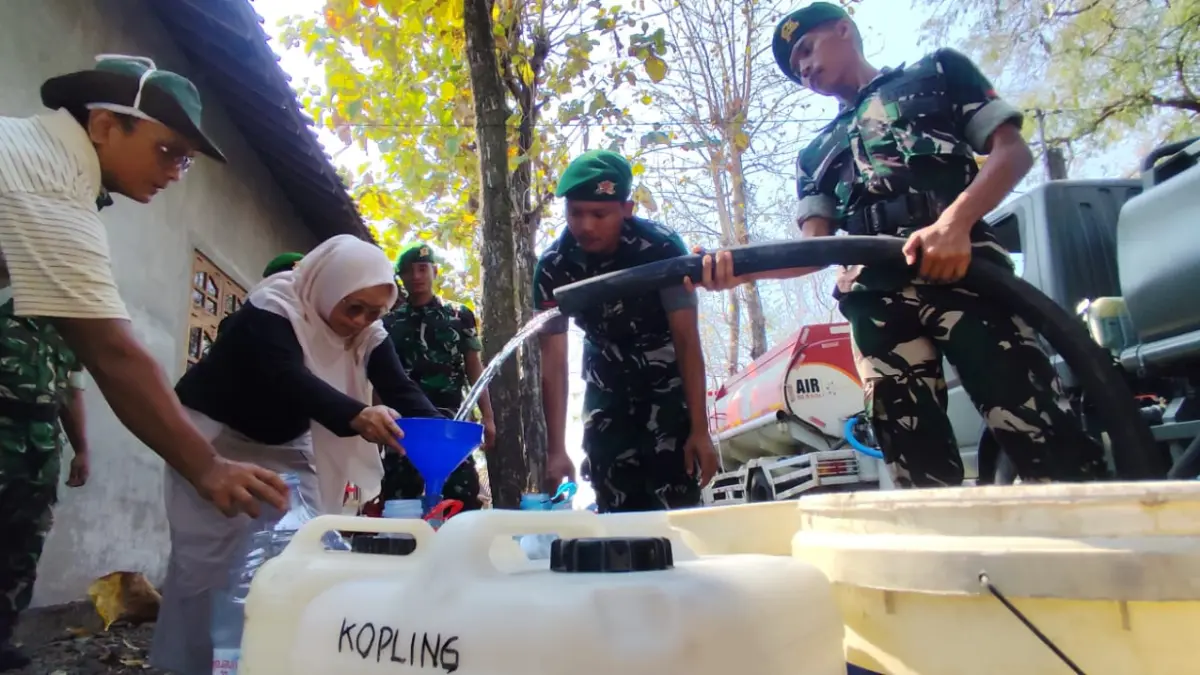 Dropping air bersih di Desa Kedung Jambal, Kecamatan Tawangsari, Sukoharjo, Sabtu (15/8). (Dok) 
