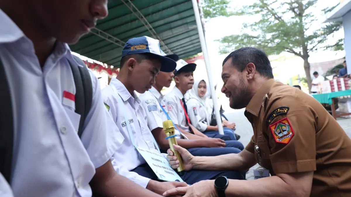 Gubernur Jateng Ahmad Luthfi berinteraksi dengan para murid. Pada 2026, BSM kembali diberikan kepada 10.000 siswa dengan nominal Rp1 juta per siswa. (PEMPROV JATENG) 