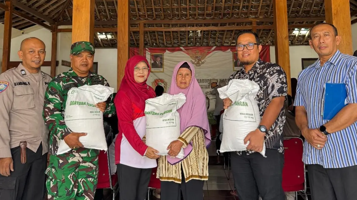 Pemimpin Perum Bulog Cabang Surakarta Dwi Yuniarko saat serahkan Bantuan Pangan Beras alokasi Juli–September 2026 di Karanganyar. (Rudi Hartono/Radar Solo)