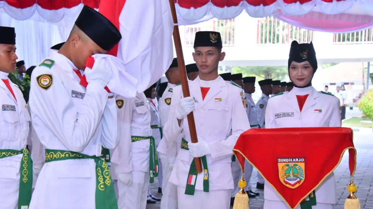 Pengukuhan paskibra oleh Pelaksana tugas (Plt) Bupati Sukoharjo Eko Sapto Purnomo, dalam upacara di depan Kantor Bupati Sukoharjo, Sabtu (15/8) sore. (Iwan Kawul/Radar Solo)