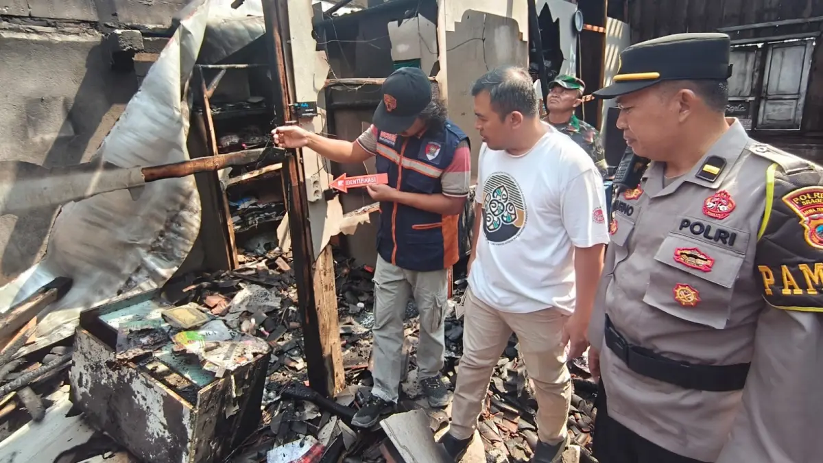 Polisi olah TKP kebakaran rumah di Dukuh Dayu Lor, Desa Banyurip, Kecamatan Sambungmacan, Sragen, Sabtu (15/8/2026). (Ahmad Khairudin/Radar Solo)