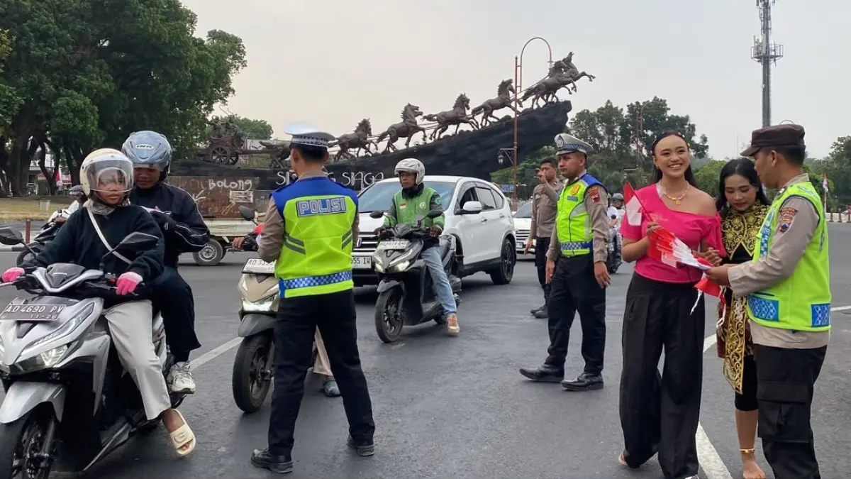 Polres Boyolali bagikan bendera Merah Putih kepada pengendara, Sabtu (15/8/2026). (POLRES BOYOLALI) 