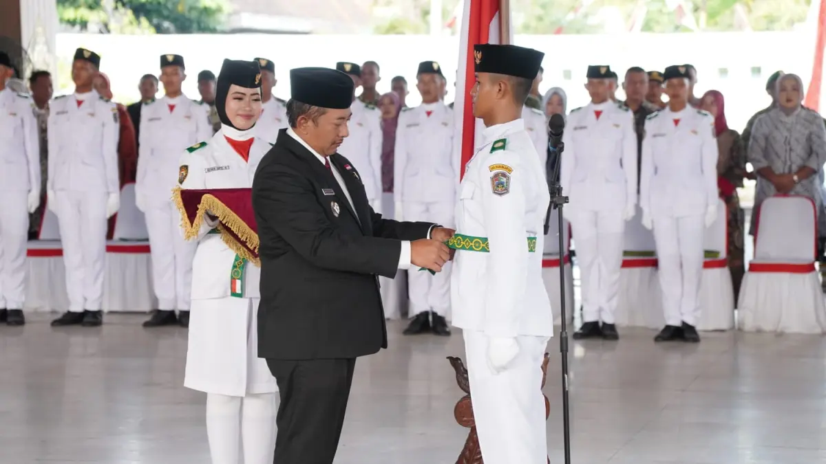 Proses pengukuhan paskibraka Kabupaten Karanganyar oleh Bupati Karanganyar Rober Christanto. (Rudi Hartono/Radar Solo)