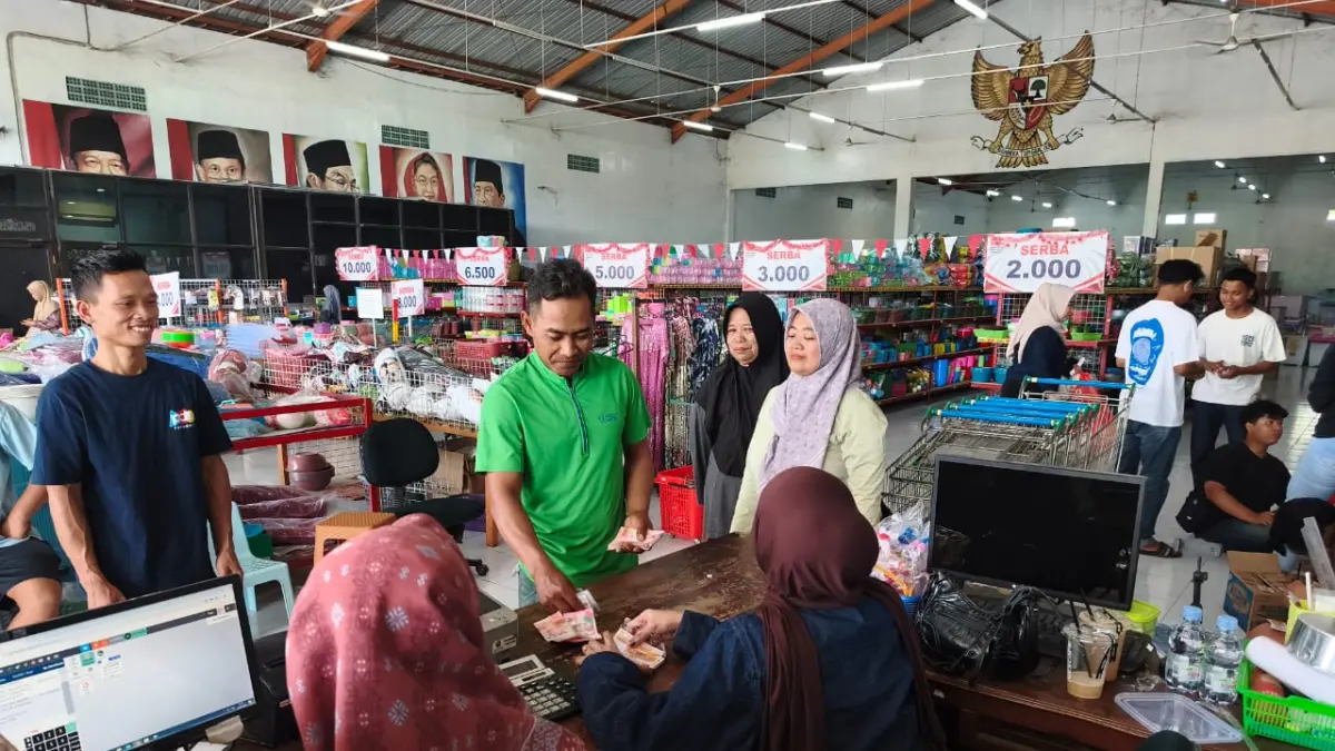 Toko perabotan rumah tangga di Desa Sepat, Kecamatan Masaran, Sragen, ramai pembeli jelang Hari Kemerdekaan RI, Minggu (16/8/2026). (Rudi Hartono/Radar Solo)
