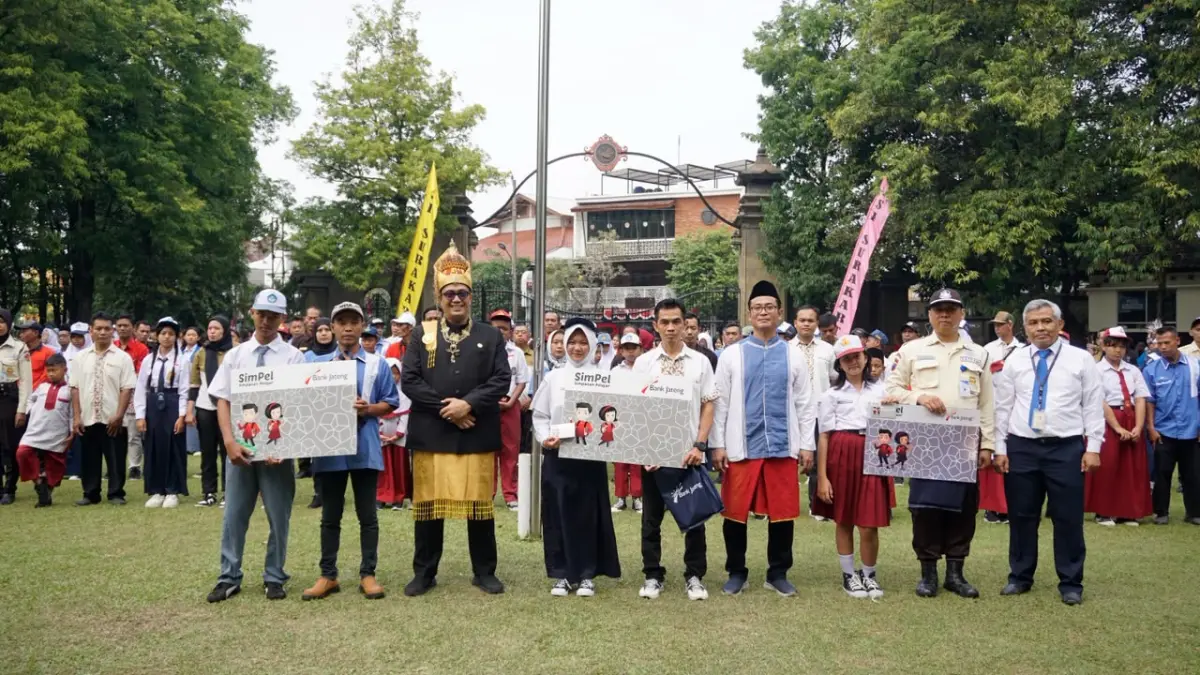 Rektor ISI Surakarta Dr. Bondet Wrahatnala (tiga dari kiri) hadiri penyerahan bantuan tabungan pendidikan senilai total Rp 57.615.000, disertai paket alat tulis untuk 69 murid jenjang SD, SMP, dan SMA yang merupakan putra-putri tenaga outsourcing ISI Surakarta dari Dharma Wanita Persatuan (DWP) ISI Surakarta melalui kegiatan Gerakan Nasional Orang Tua Asuh (GNOTA) tahun 2026. (DOK.ISI SURAKARTA) 