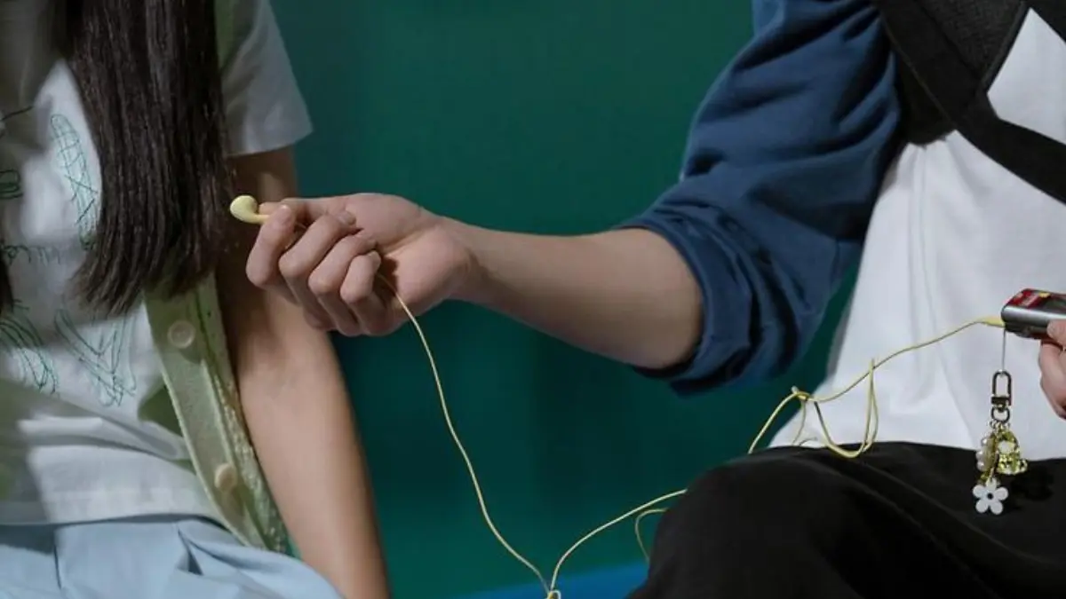 Adegan Berbagi Earphone dalam Drama. 