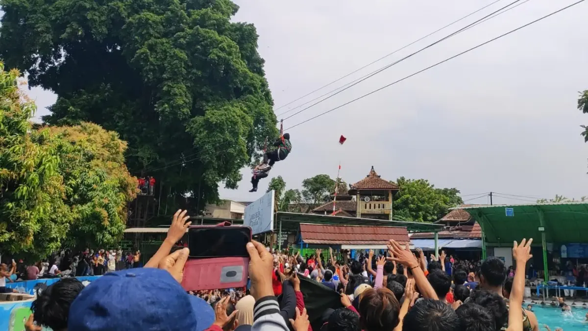Aksi tebar uang dengan aksi flying fox di Umbul Pelem, Desa Wunut, Kecamatan Tulung, Klaten, Senin (17/8/2026). (Dok.Umbul Pelem)