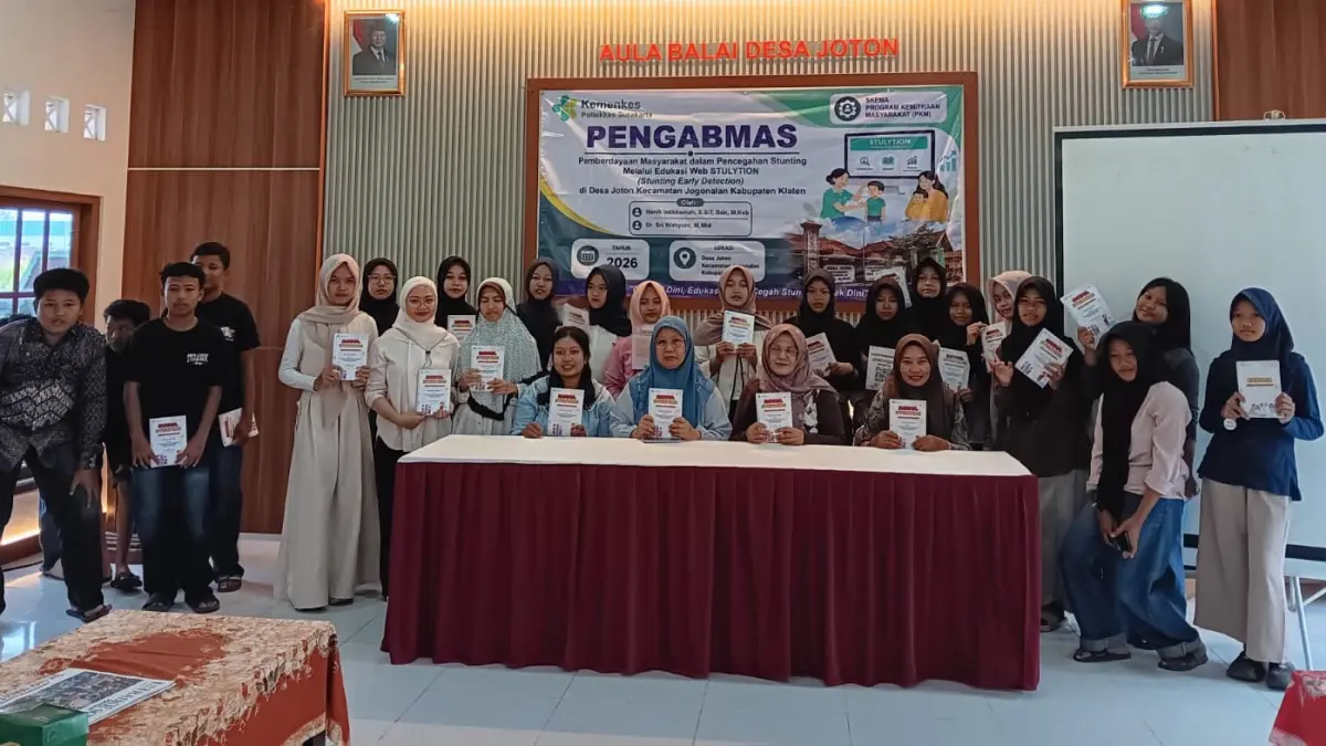 BERSINERGI: Dosen Jurusan Kebidanan Poltekkes Kemenkes Surakarta berfoto bersama dengan para remaja di Aula Balai Desa Joton, Rabu (12/8/2026). (‎ANGGA PURENDA/RADAR SOLO)