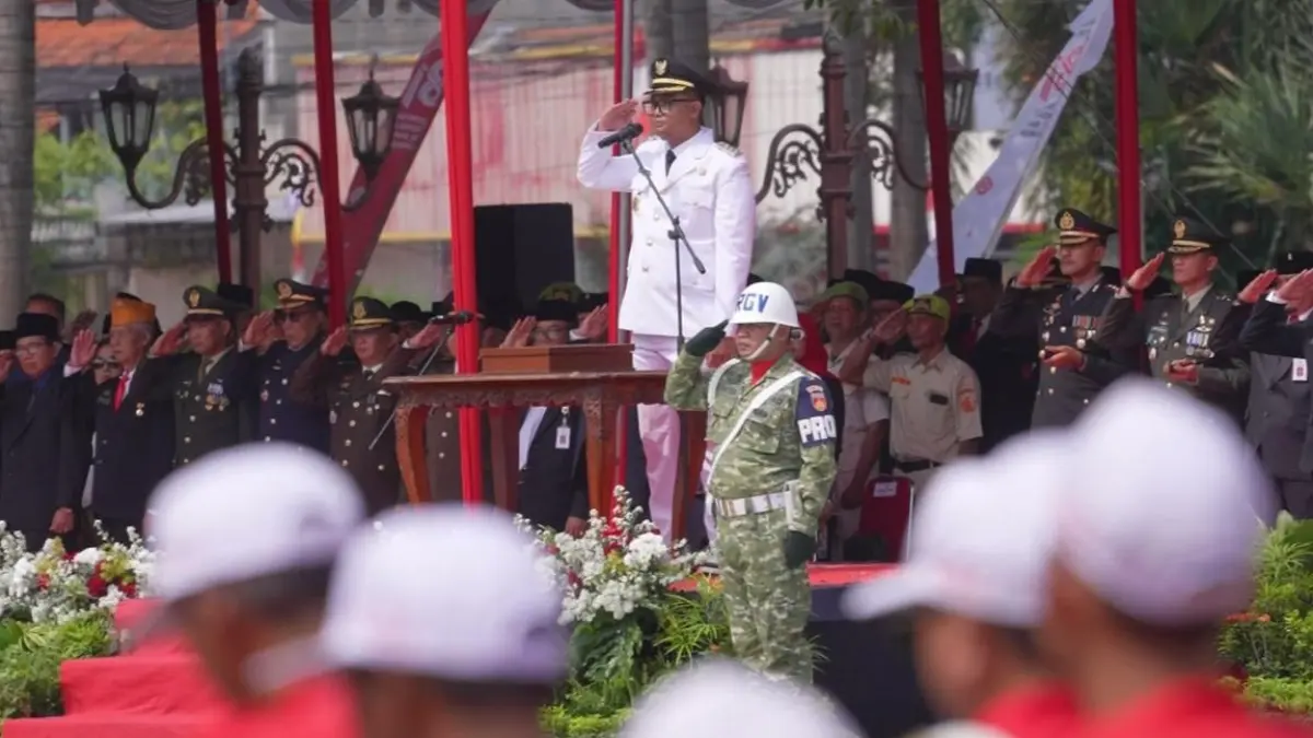 Bupati Klaten Hamenang Wajar Ismoyo saat menjadi Inspektur upacara peringatan HUT ke-81 RI yang digelar di Alun-alun Klaten pada Senin (17/8/2026). (Dokumentasi Diskominfo Klaten)