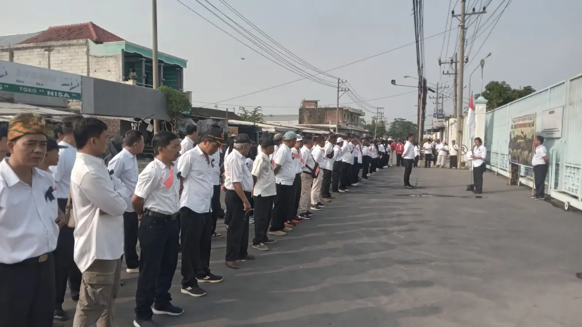 Eks karyawan PT Sritex Sukoharjo menggelar upacara HUT Ke-81 kemerdekaan RI di depan pabrik yang sudah tutup, Senin (17/8). (IWAN KAWUL/RADAR SOLO)