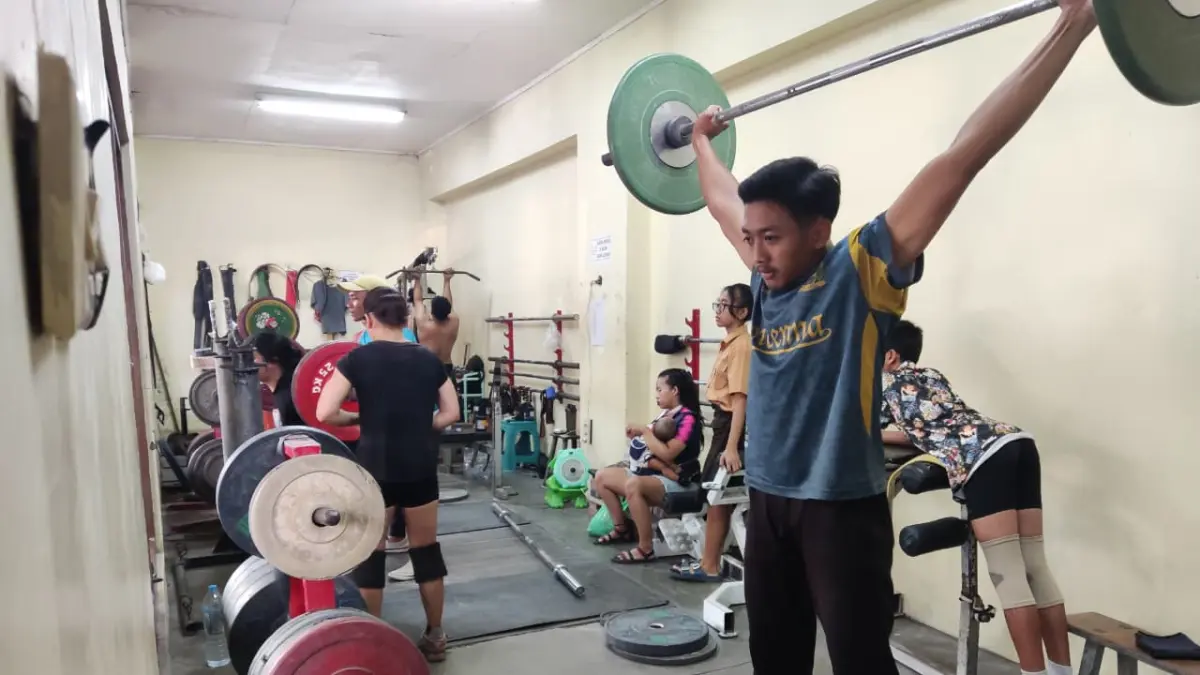 FOKUS: Lifter Kota Solo menggelar latihan untuk persiapan menatap Porprov Jateng 2026. (HERNINDYA JALU/RADAR SOLO)