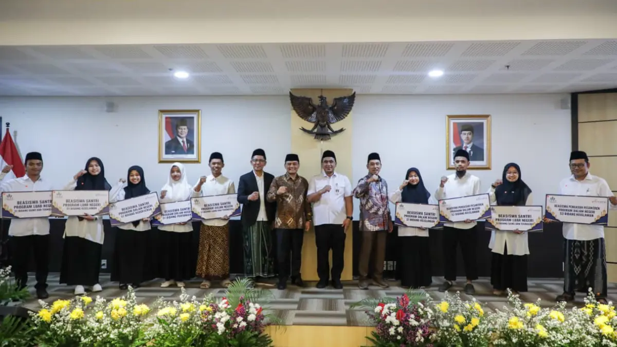 Gubernur Jateng Ahmad Luthfi dan Wagub Taj Yasin Maimoen menyerahkan Beasiswa Santri dan Pengasuh Pesantren tahun 2026.