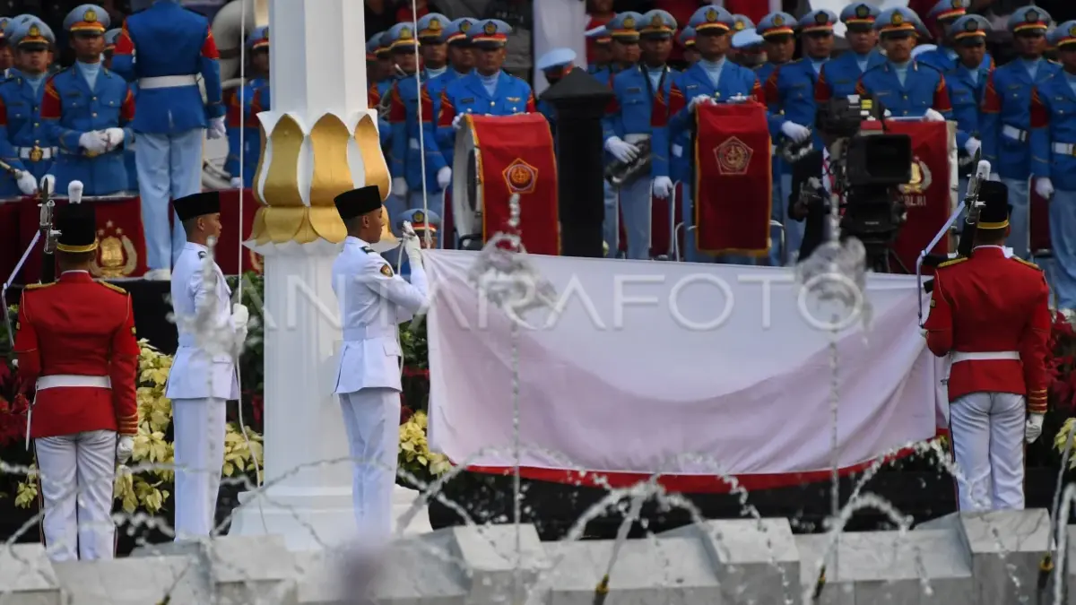 Ilustrasi Paskibraka melipat bendera Merah Putih saat upacara penurunan bendera Merah Putih HUT Kemerdekaan RI di Istana Merdeka, Jakarta. (ANTARA FOTO/Wahyu Putro)
