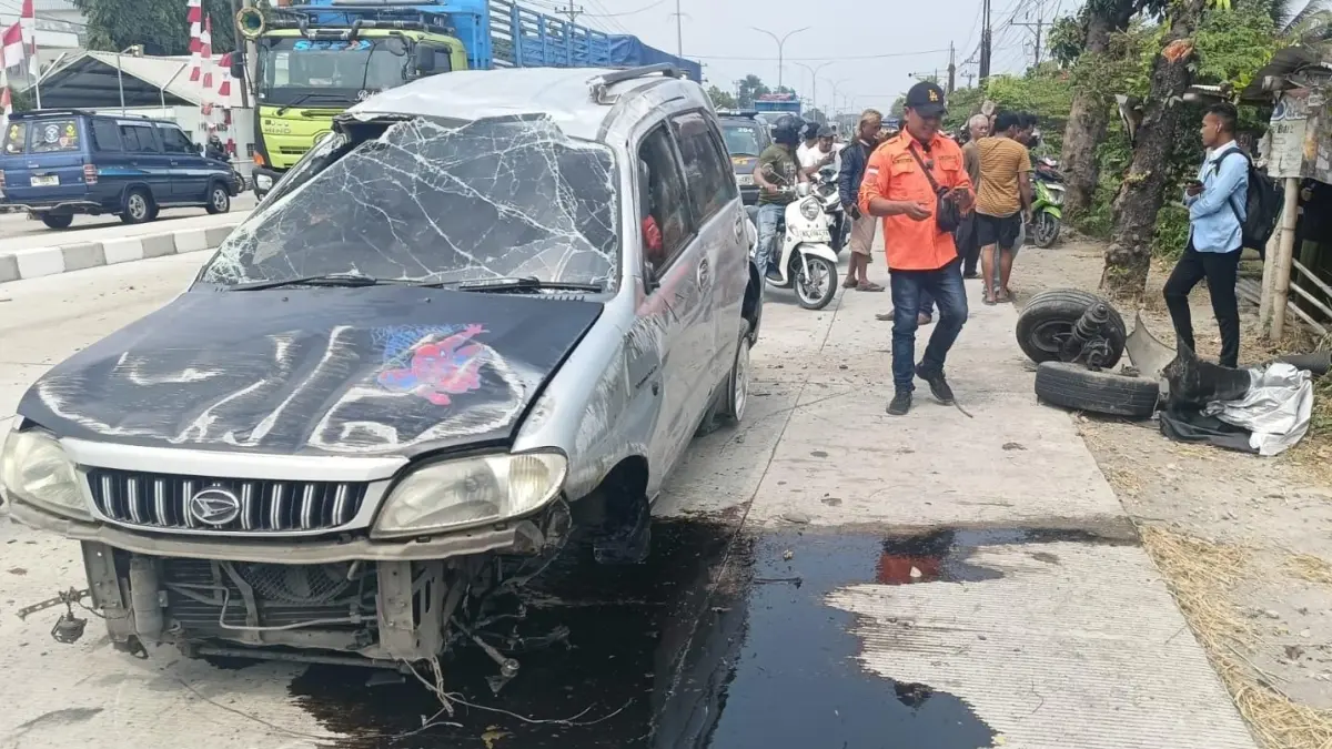 Kondisi mobil yang mengalami kecelakaan tunggal di jalan Solo - Sragen tepatnya di utara SPBU Waru Kebakkramat, Karanganyar, Senin (17/8/2026). (Dok.Polsek Kebakkramat)