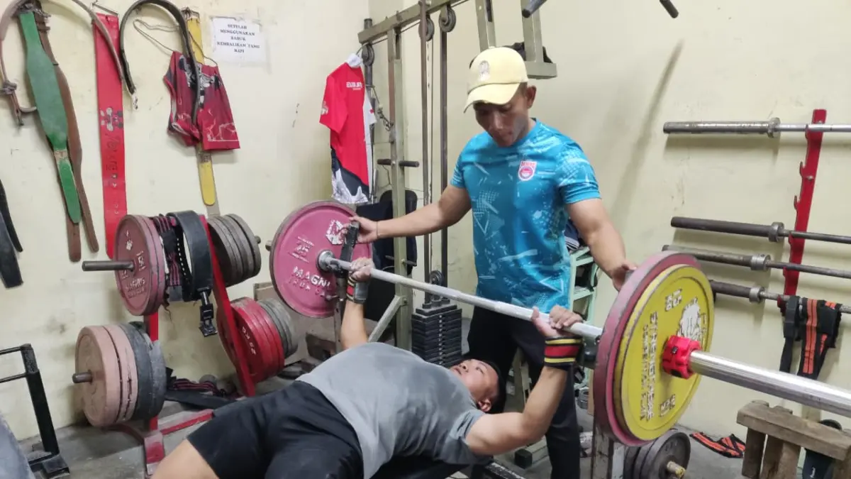 Lifter di Kota Solo tengah berlatih untuk persiapan terjun di Porprov Jateng 2026. (Hernindya Jalu/Radar Solo)