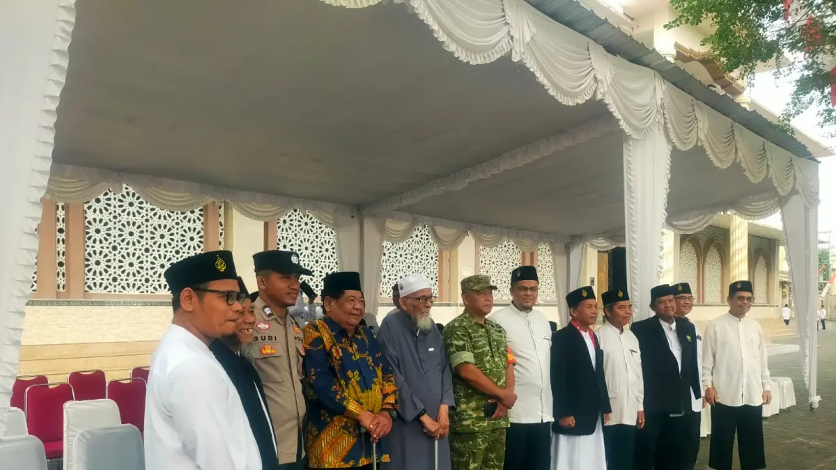 Muassis Pondok Pesantren Islam Al Mukmin Ngruki Kiai Abu Bakar Baasyir upacara HUT Ke-81 Kemerdekaan Republik Indonesia di Ngruki, Grogol, Sukoharjo, Senin (17/8). (IWAN KAWUL/RADAR SOLO) 
