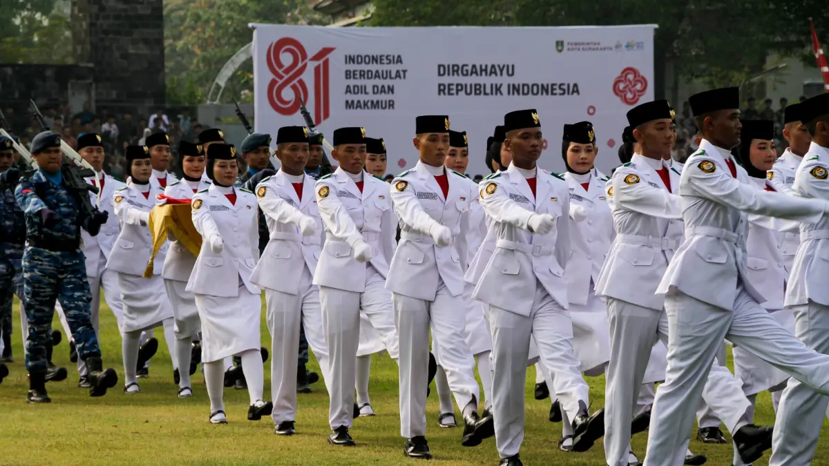 Paskibra melaksanakan tugas pengibaran bendera merah putih di upacara HUT Ke-81 RI di Stadion Sriwedari, Senin (17/8/2026). (M Ihsan/Radar Solo)