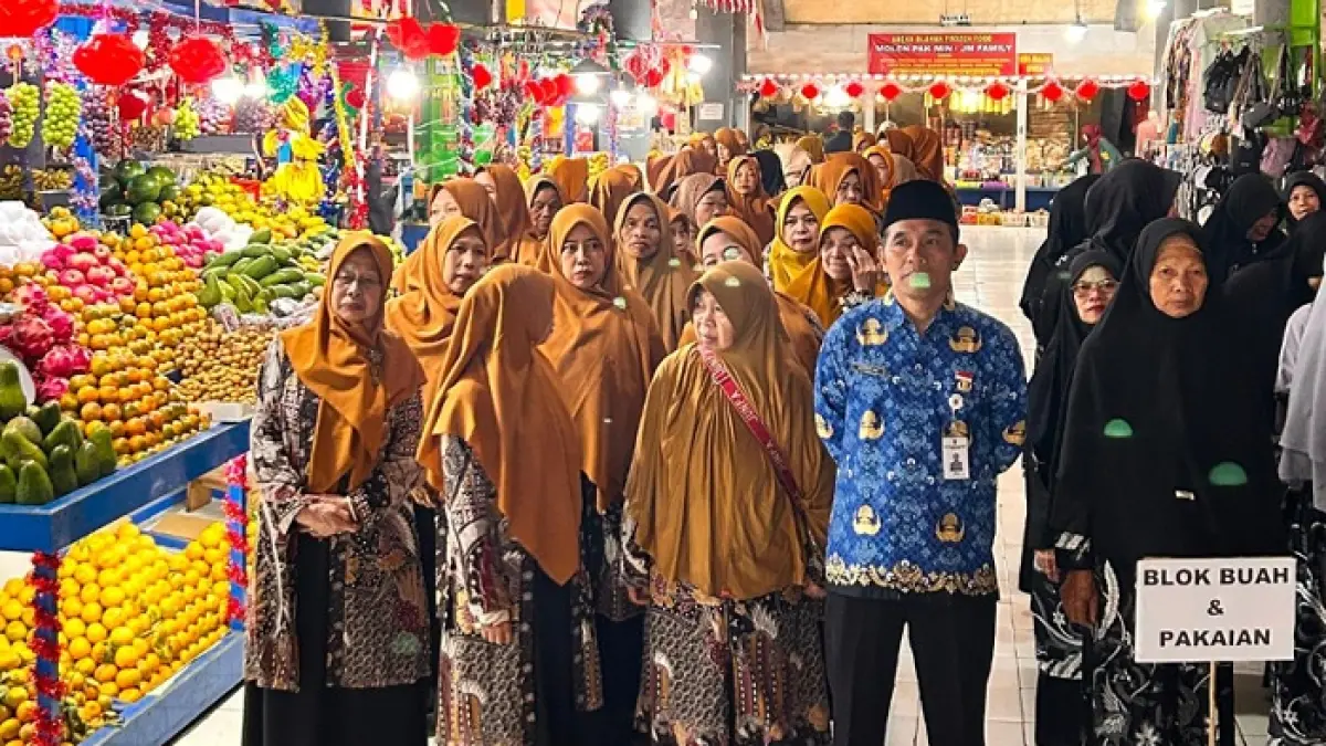 Pedagang Pasar Tawangmangu, Karanganyar menggelar upacara memperingati HUT Kemerdekaan RI, Senin (17/8/2026). (Rudi Hartono/Radar Solo)