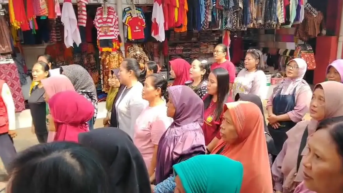 Pedagang pasar tradisional di Wonogiri menggelar upacara HUT Kemerdekaan ke-81 meski harus meninggalkan dagangannya, Senin (17/8/2026). (ISTIMEWA)