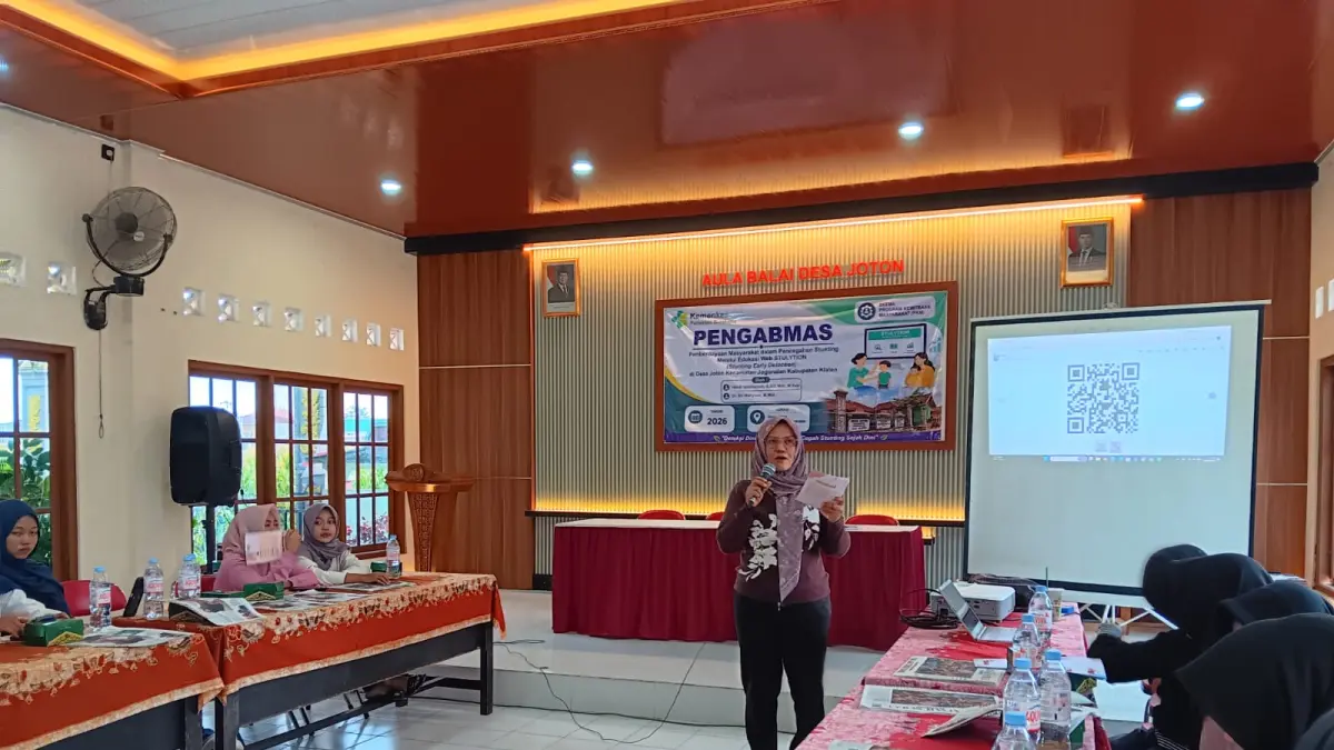 ‎PEMAPARAN MATERI: Dosen Jurusan Kebidanan Poltekkes Kemenkes Surakarta Henik Istikhomah, S.SiT, Bdn, M.Keb memberikan materi dan pelatihan platform digital interaktif bernama STULYTION. (Angga Purenda/Radar Solo)