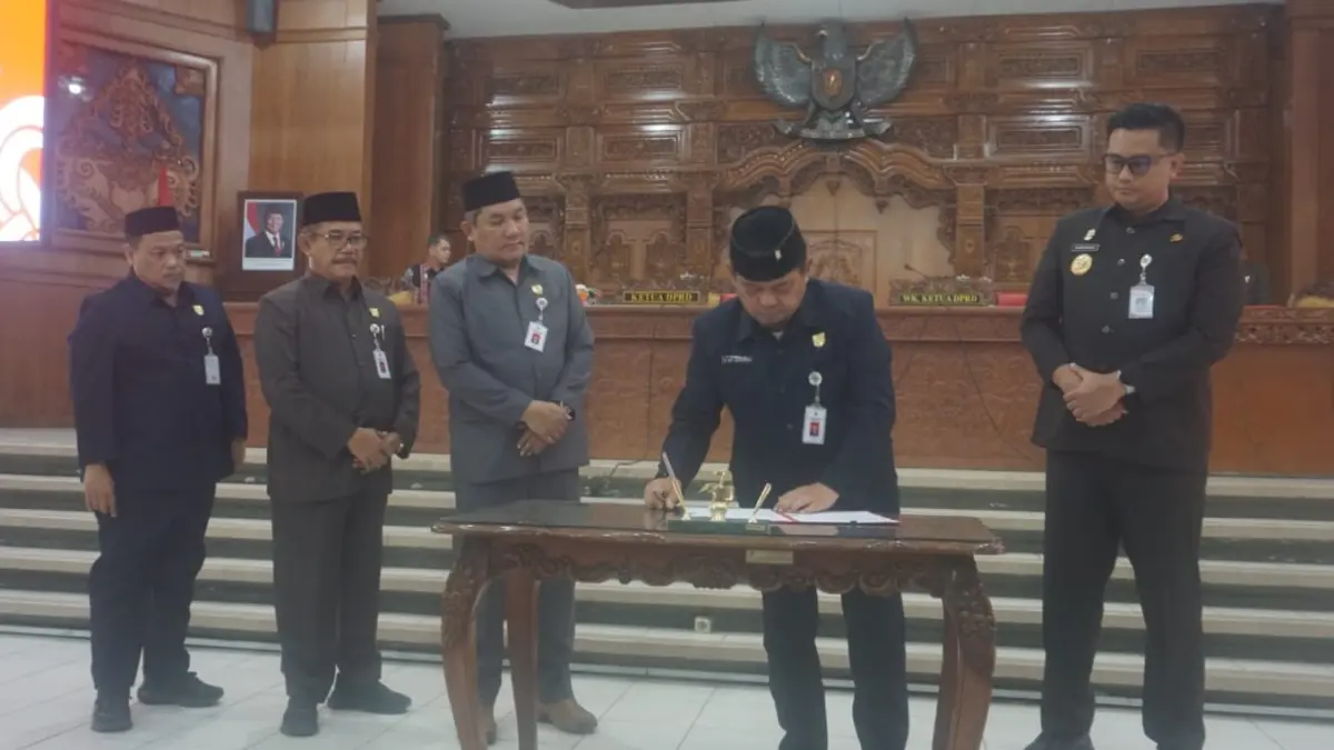 Penandatangan dan penyerahan dokumen Nota Kesepakatan (MoU) Kebijakan Umum Anggaran dan Prioritas Plafon Anggaran Sementara (KUA-PPAS) Perubahan APBD Tahun Anggaran 2026 di Gedung Paripurna DPRD Klaten, Kamis (13/8/2026). (Angga Purenda/Radar Solo)