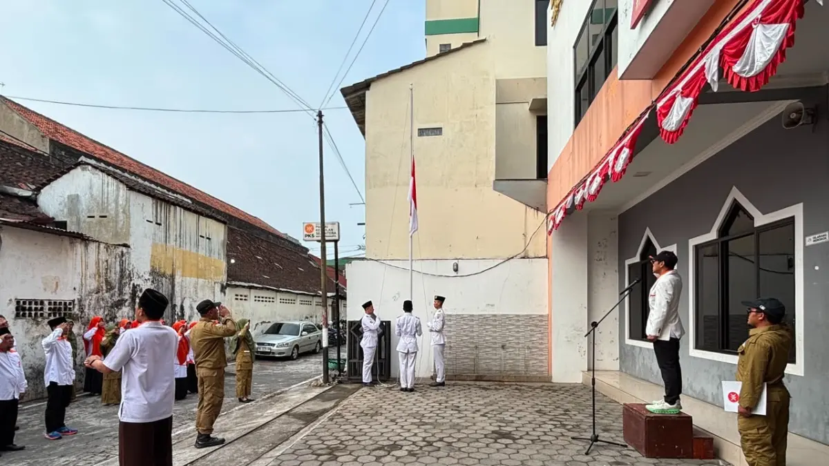 ‎PENGIBARAN BENDERA: upacara peringatan HUT ke-81 Kemerdekaan RI di halaman kantor DPD PKS Surakarta, Senin (17/8). (ANTONIUS CHRISTIAN/RADAR SOLO) 