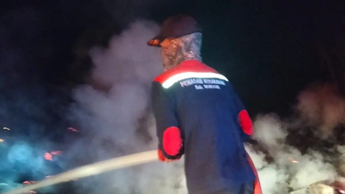  Personel Damkar Wonogiri padamkan api yang hanguskan kandang ternak ayam di Dusun Soko RT 01 RW 06 Desa Pucung Kecamatan Eromoko, Minggu (16/8/2026) malam. (DOK.DAMKAR WONOGIRI)