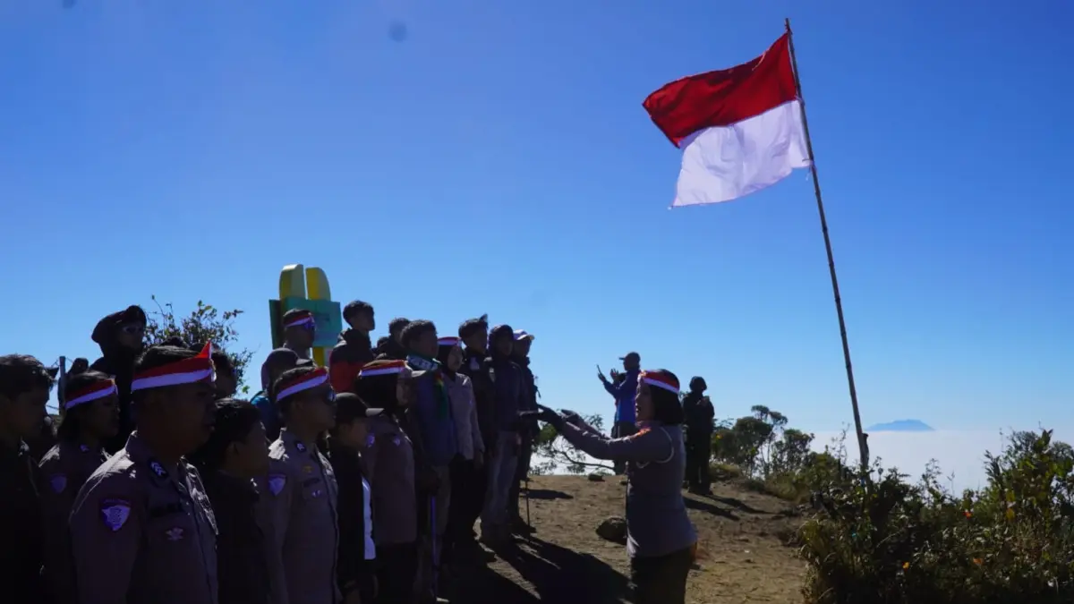 Personel Satlantas Polres Boyolali gelar upacara bendera HUT Ke-81 Kemerdekaan RI di puncang Gunung Merbabu, Senin (17/8/2026). (ISTIMEWA)