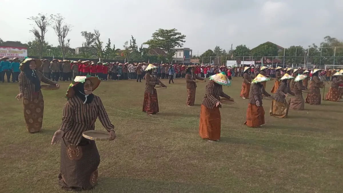 Ribuan petani upacara HUT Ke-81 Kemerdekaan RI di Lapangan Desa Pondok, Nguter, Sukoharjo, Senin (17/8). (IWAN KAWUL/RADAR SOLO)
