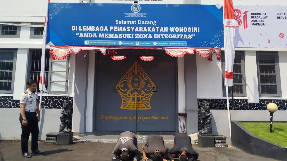 Tiga warga binaan Rutan Wonogiri yang mendapatkan remisi khusus HUT RI sujud syukur setelah dinyatakan bebas, Senin (17/8/2026). (ISTIMEWA)