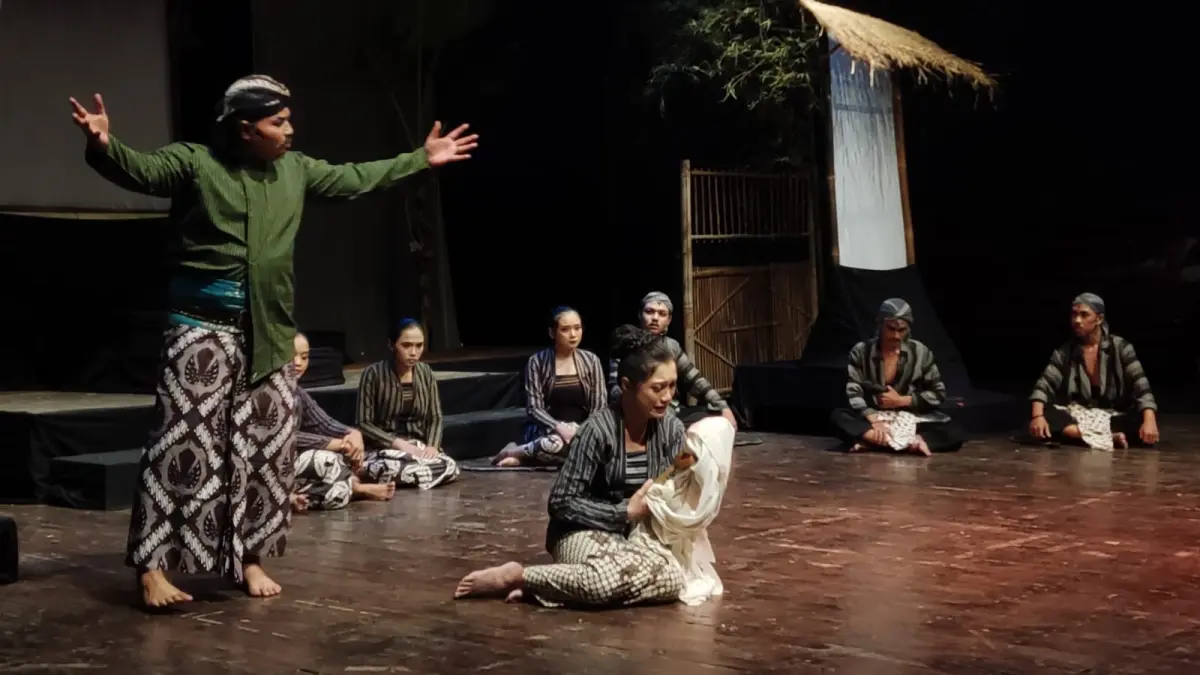 TOTALITAS: Sanggar Seni Kemasan melalui pertunjukan Ngloroh yang berkisah perjuangan Raden Mas Said di Taman Budaya Jawa Tengah, Senin (10/8).&nbsp;(Hernindya Jalu/Radar Solo) 