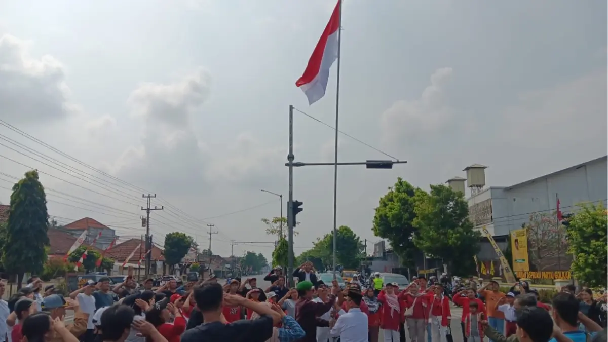 Upacara bendera memperingati Hari Ulang Tahun (HUT) ke-81 Kemerdekaan Republik Indonesia di tengah Jalan Solo-Jogja, Klaten Selatan, Senin (17/8/2026). (Angga Purenda/Radar Solo)