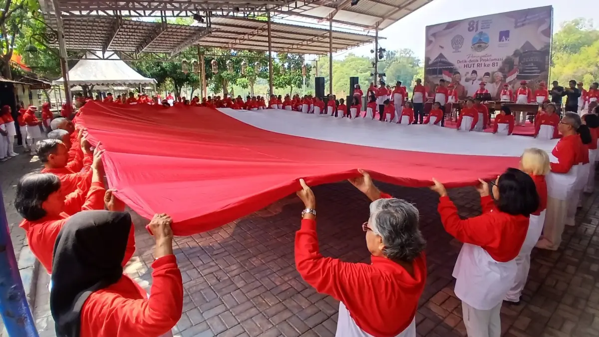 Upacara HUT ke-81 Kemerdekaan RI di Taman Sunan Jogo Kali, Pucangsawit, Jebres, Solo yang diikuti para pensiunan PNS Pemkot Solo, Senin (17/8/2026). (DAMIANUS BRAM/RADAR SOLO)