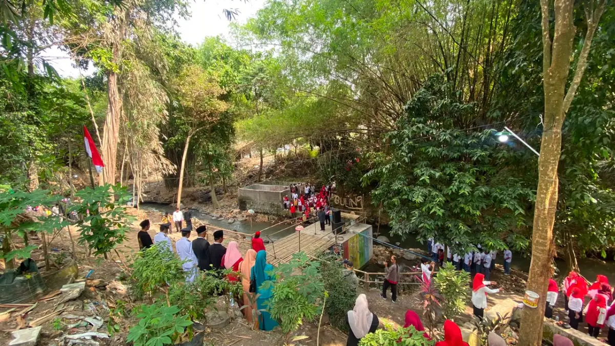 Upacara HUT ke-81 RI di pinggiran Kali Mbuling, Desa Cepokosawit, Sawit, Boyolali, Senin (17/8/2026). Lokasi setempat bakal dijadikan objek wisata alam. (ABDUL KHOFID/RADAR SOLO)