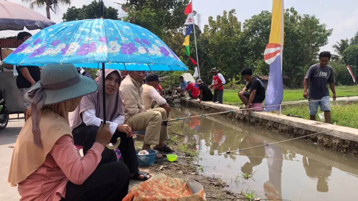 Warga Dukuh Kiyaran, Desa Gombang, Kecamatan Sawit, Boyolali mancing bersama untuk rayakan HUT Kemerdekaan RI ke-81, Senin (17/8/2026). (ABDUL KHOFID/RADAR SOLO)