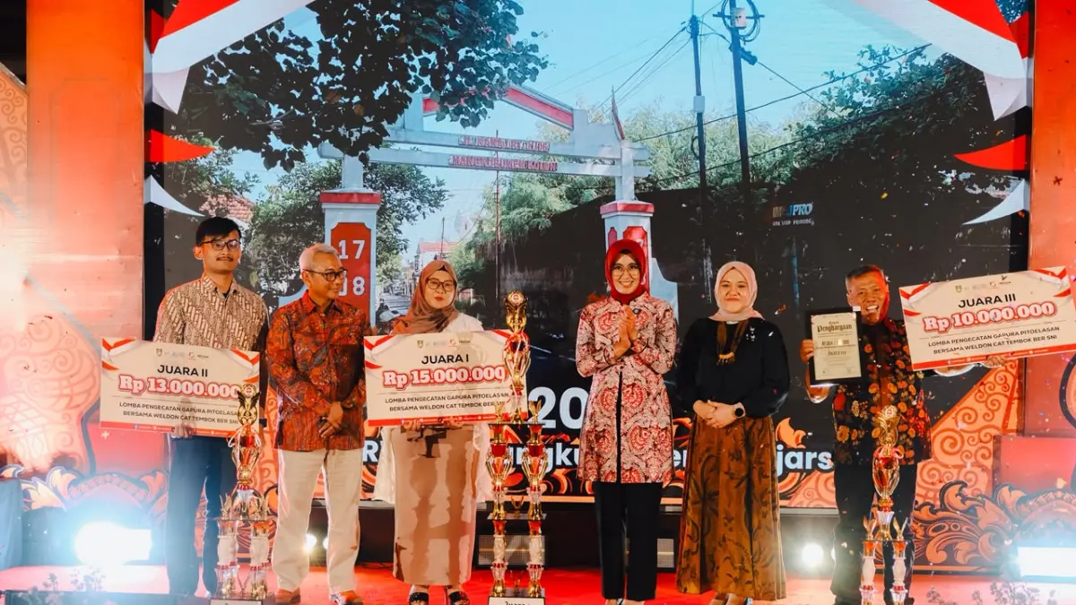 Wawali Solo Astrid Widayani bersama para pemenang lomba gapura. (Humas Pemkot Solo)