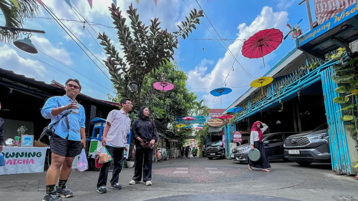 Wisatawan memadati kawasan Kampung Batik Kauman, Kecamatan Pasar Kliwon, Solo saat libur hari kemerdekaan, Senin (17/8). (M IHSAN/RADAR SOLO)